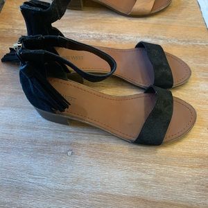 Nine West small heel zip up back sandal- size 9